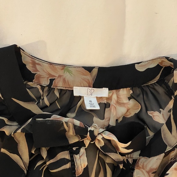 Sheer black floral blouse with tie.  Balloon sleeves.  Feminine and professional - Picture 5 of 7